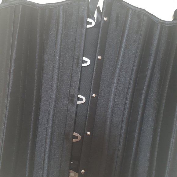 Black corset waist trainer. - Picture 1 of 3